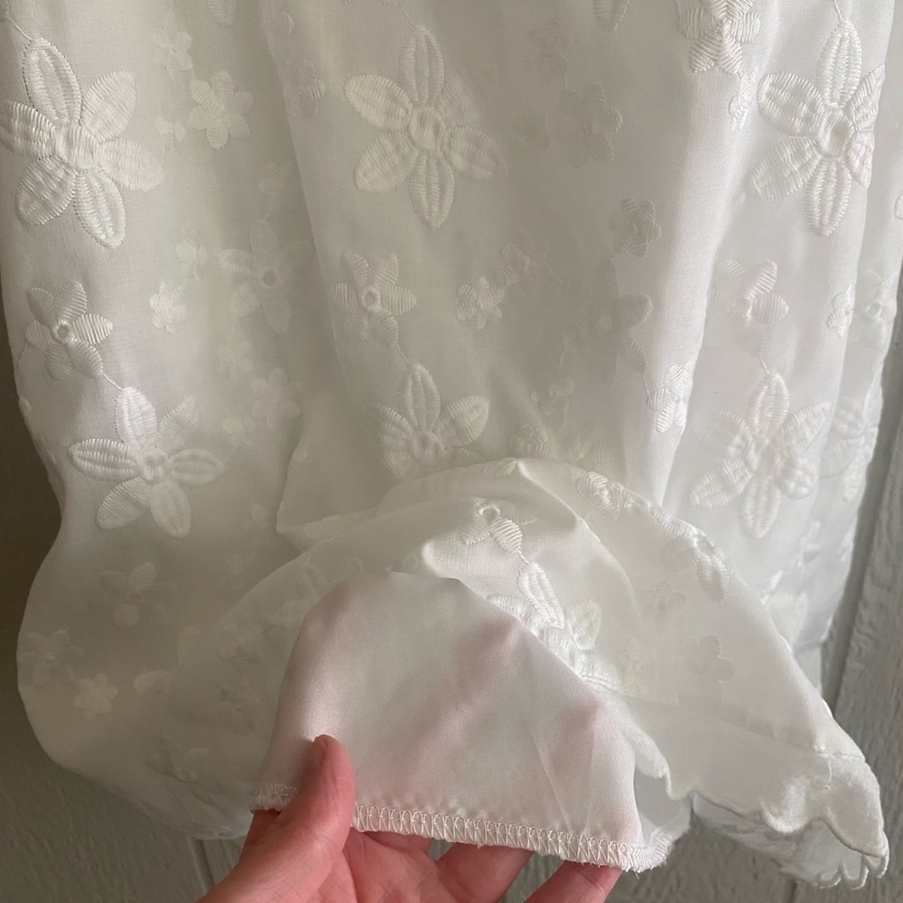 White Sleeveless Scalloped Edge Short Embroidered Floral Lined Sundress No Size - Picture 7 of 10